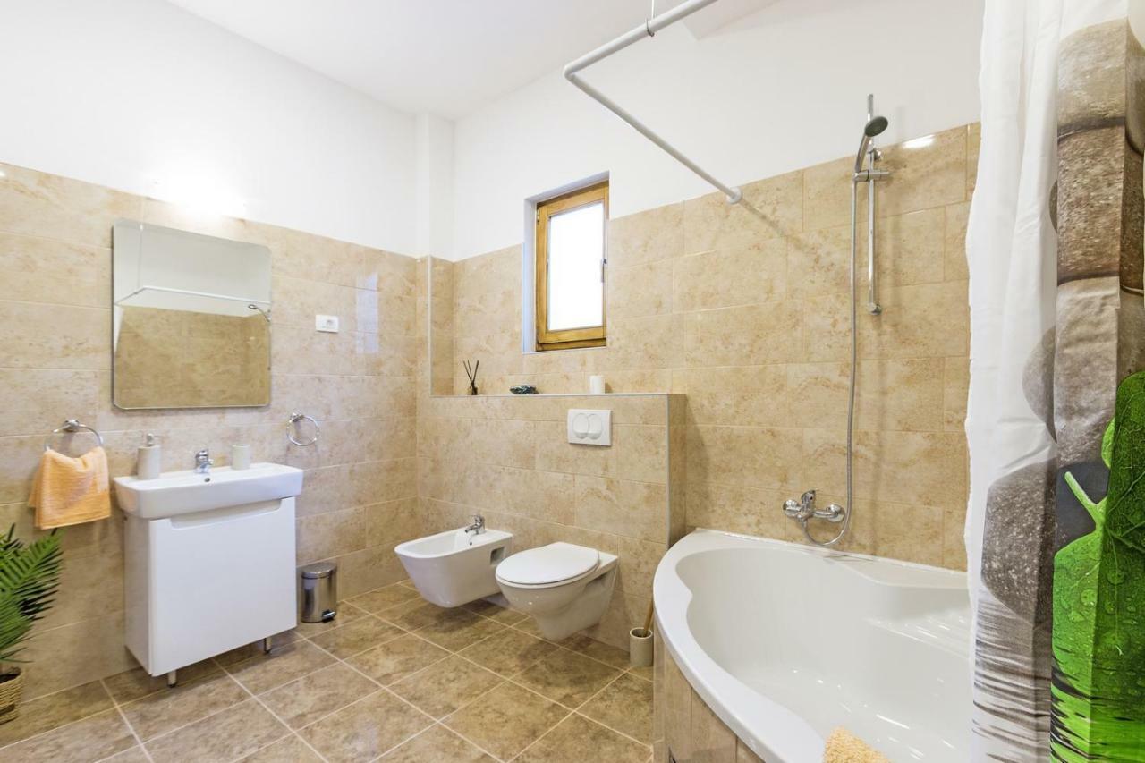 Cozy Apartment 10 Min From The Beach Пула Екстериор снимка