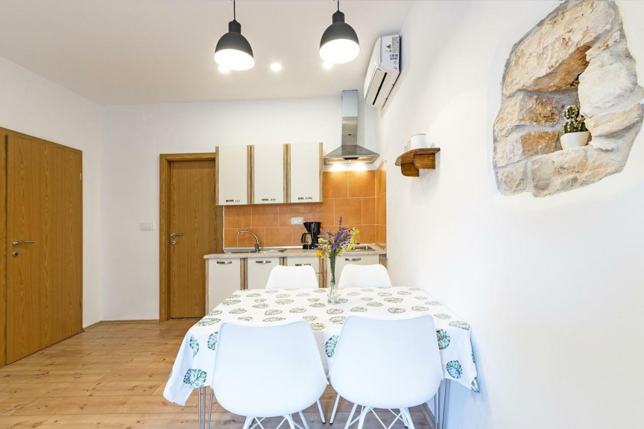 Cozy Apartment 10 Min From The Beach Пула Екстериор снимка